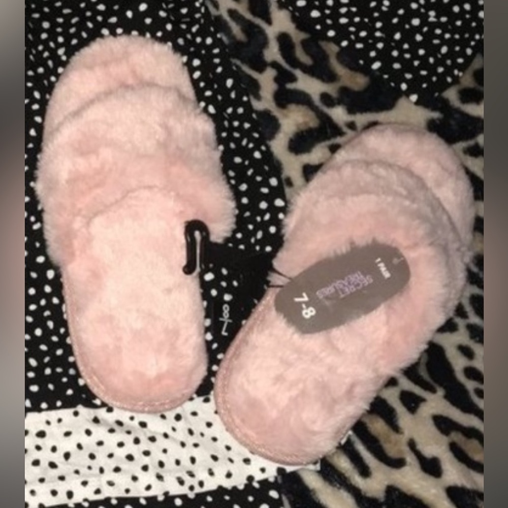 NWT cozy and soft Slippers Ladies Size 7-8